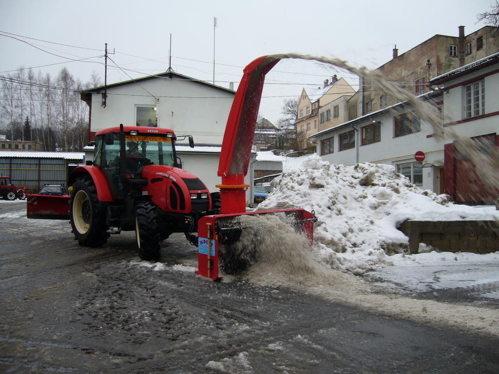 Sněhová fréza na moderním traktoru