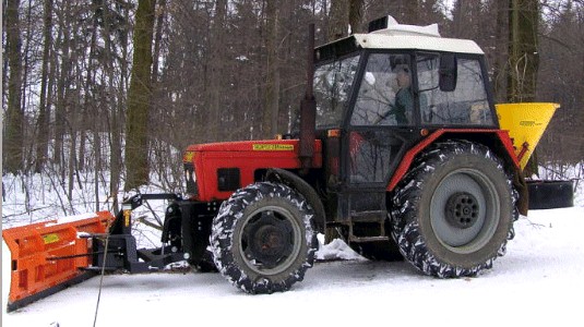 Traktor osazený wintersystémem