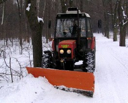 Čelní sněhová radlice agregovaná na traktor