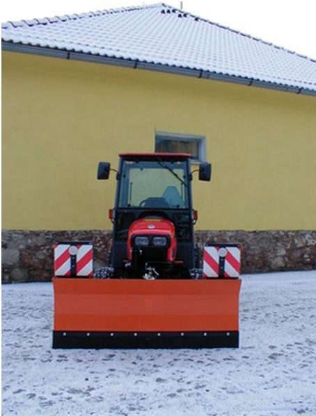 Traktor CK 22 se čelní sněhovou radlicí